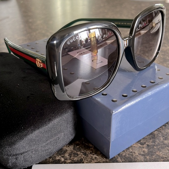 Like New GUCCI square sunglasses - Picture 6 of 11